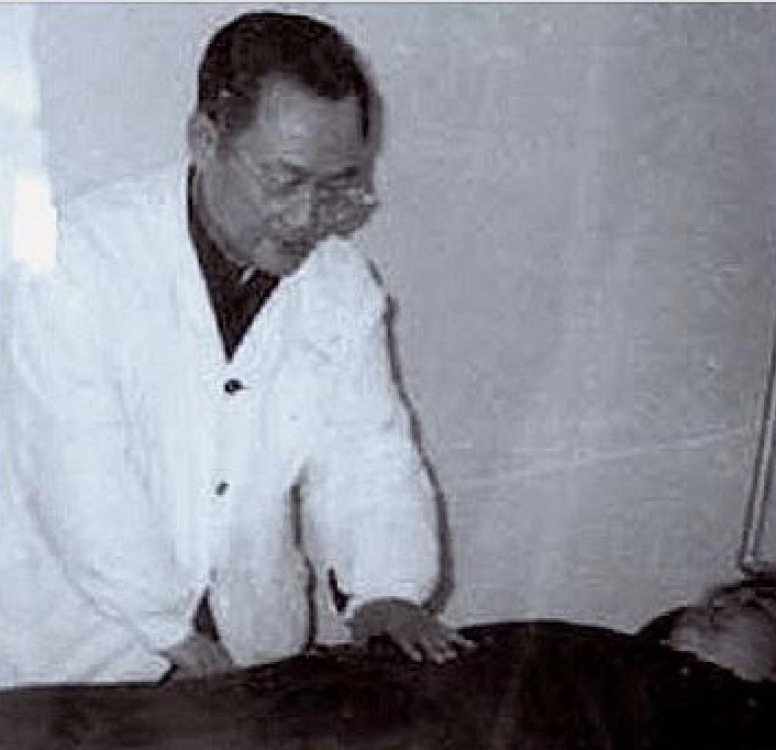 Liu Gui-Zhen treating a patient with medical qigong